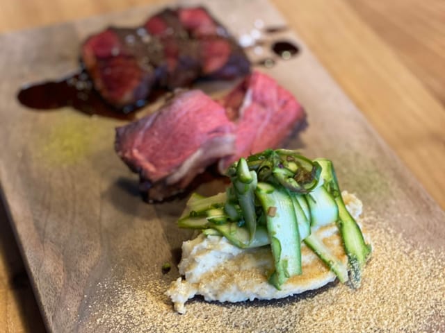 Fleisch und Gemüse auf Holzbrett Fleisch und Gemüse auf Holzbrett