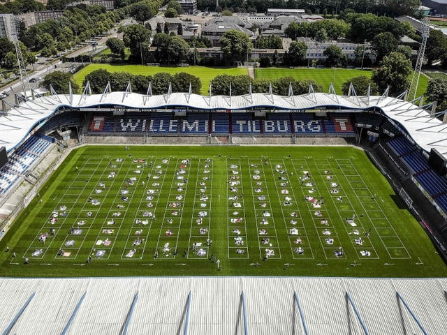 Fans essen Picknick im Stadion