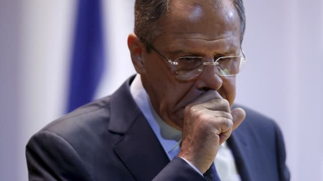 Der russische Aussenminister Sergej Lawrow hält sich hustend die Hand vor den Mund. Der russische Aussenminister Sergej Lawrow hält sich hustend die Hand vor den Mund.