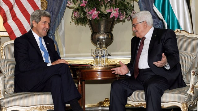 John Kerry und Mahmud Abbas bei Gesprächen. John Kerry und Mahmud Abbas bei Gesprächen.