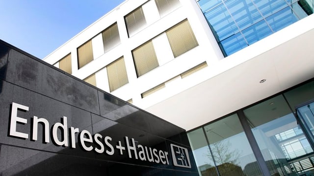 Hauptsitz in Reinach von aussen mit Firmenlogo Hauptsitz in Reinach von aussen mit Firmenlogo