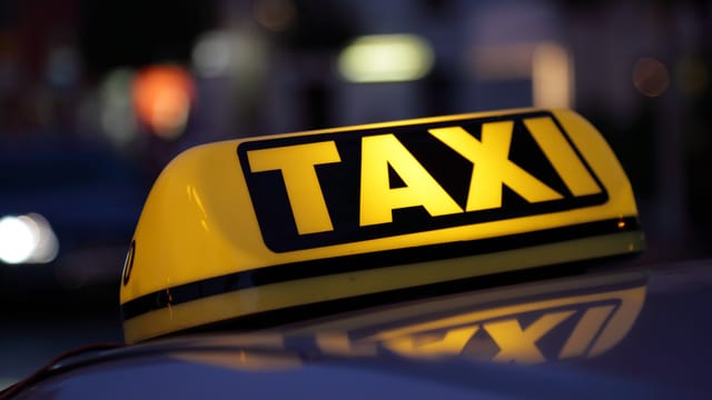 Gelbes Taxi-Schild im Dunkeln. Gelbes Taxi-Schild im Dunkeln.
