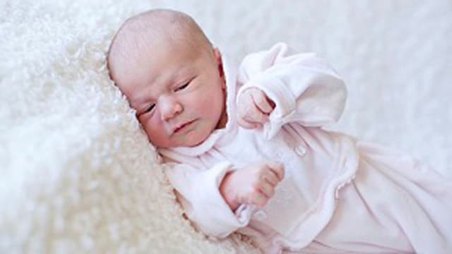 Ein Baby in rosa Babykleider Ein Baby in rosa Babykleider