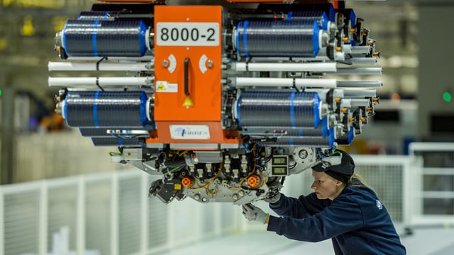Airbus-Angestellte werkelt an Röhren Airbus-Angestellte werkelt an Röhren
