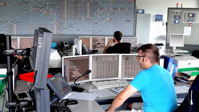 büro mit vielen Bildschirmen büro mit vielen Bildschirmen