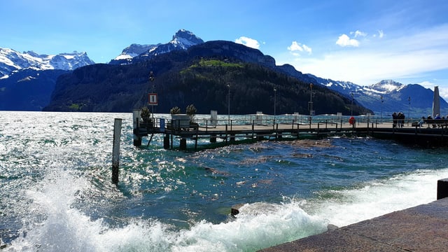 Hochschlagende Wellen in Brunnen. Hochschlagende Wellen in Brunnen.