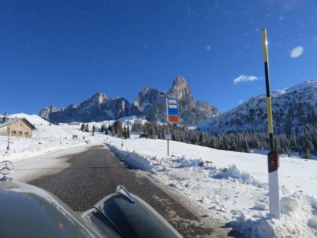 Sicht aus dem Cockpit. Verschneite Berglandschaft in den Dolomiten.