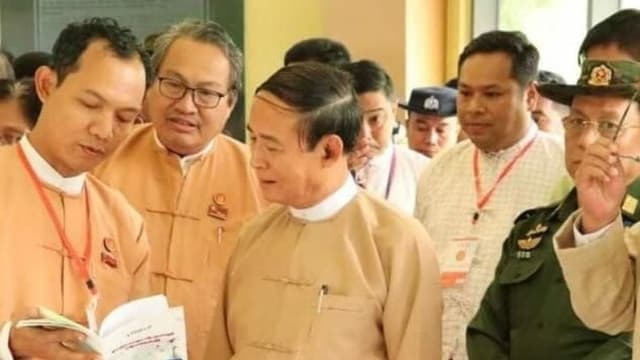 Tun Min Aung mit dem Präsidenten während dessen letzter Reise in den Gliedstaat Mon im Dezember 2019. Tun Min Aung mit dem Präsidenten während dessen letzter Reise in den Gliedstaat Mon im Dezember 2019.