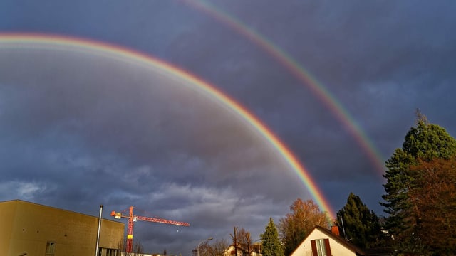 Doppelter Regenbogen vor dunkeln Wolken. Doppelter Regenbogen vor dunkeln Wolken.