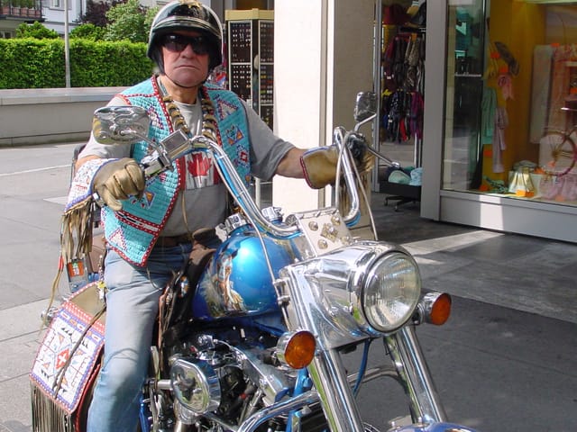 Angy Burri auf seiner geschmückten Harley. Angy Burri auf seiner geschmückten Harley.