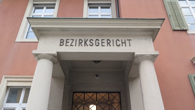 Altes Gebäude mit Tür-Überschrift Bezirksgericht Altes Gebäude mit Tür-Überschrift Bezirksgericht