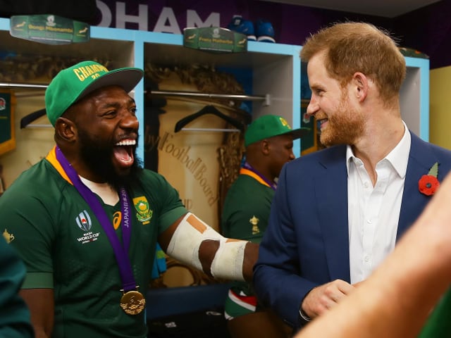Prinz Harry gratuliert Südafrikas Tendai Mtawarira. Prinz Harry gratuliert Südafrikas Tendai Mtawarira.