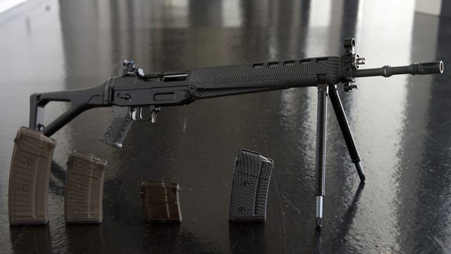 Ein Sturmgewehr mit Magazinen. Ein Sturmgewehr mit Magazinen.