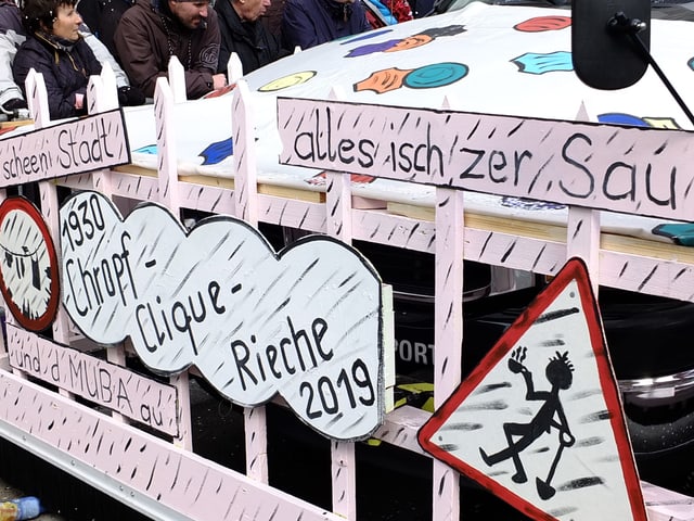 Waggiswagen mit Baustellenzeichen
