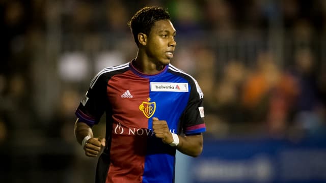 Der Holländer wechselt das FCB-Shirt gegen dasjenige des KRC Genk. Der Holländer wechselt das FCB-Shirt gegen dasjenige des KRC Genk.