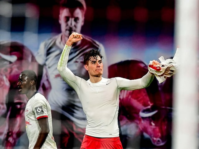 Fussballspieler jubelt Fussballspieler jubelt
