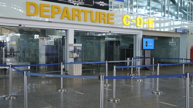 Leere Abflughalle am Flughafen Denpasar Leere Abflughalle am Flughafen Denpasar