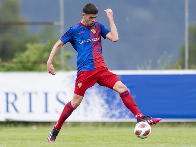 Albian Hajdari passt den Ball Albian Hajdari passt den Ball