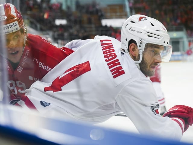 Petteri Lindbohm spielt an der Bande. Petteri Lindbohm spielt an der Bande.