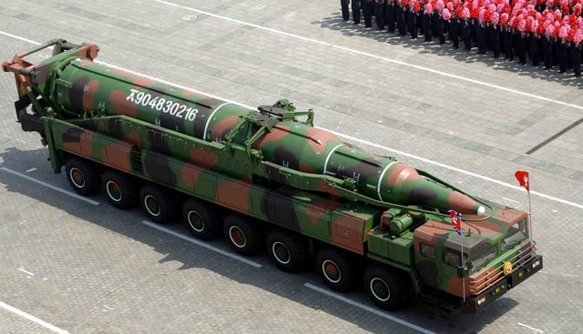 Mobile Raketenstartrampe mit Rakete. Mobile Raketenstartrampe mit Rakete.