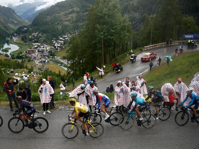 Fahrer am Berg im Regen