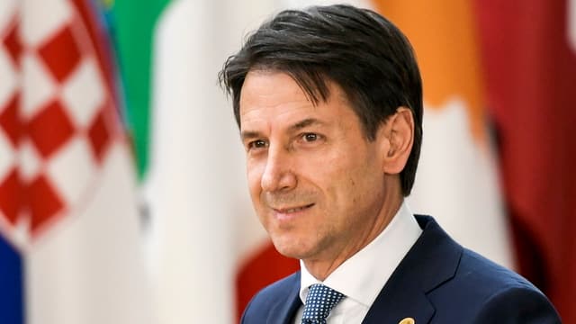 Italiens Ministerpräsident Giuseppe Conte vor EU-Flaggen Italiens Ministerpräsident Giuseppe Conte vor EU-Flaggen