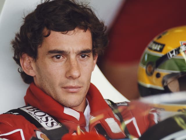 Senna sitzt im Cockpit. Senna sitzt im Cockpit.