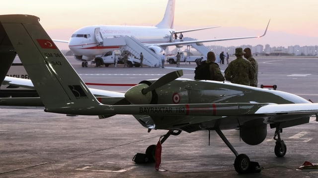 Drohne und Militaristen auf Flughafen Drohne und Militaristen auf Flughafen