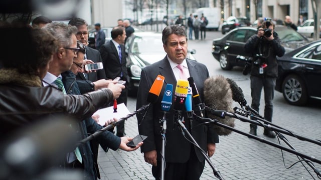 Gabriel vor Mikrofonen der Medien Gabriel vor Mikrofonen der Medien
