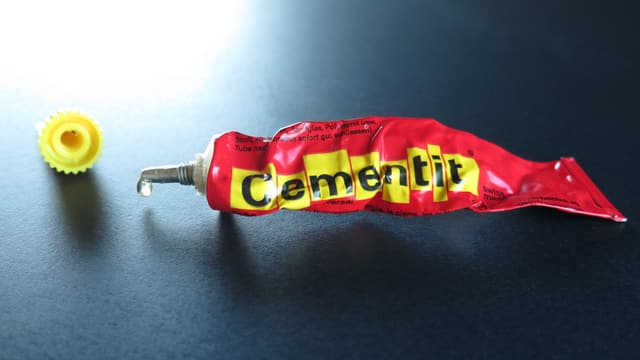 Rot-gelbe Leimtube. Rot-gelbe Leimtube.