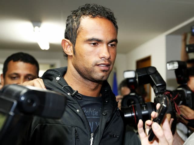 Bruno Fernandes 2007, als er sich der Polizei in Rio de Janeiro stellte. Bruno Fernandes 2007, als er sich der Polizei in Rio de Janeiro stellte.