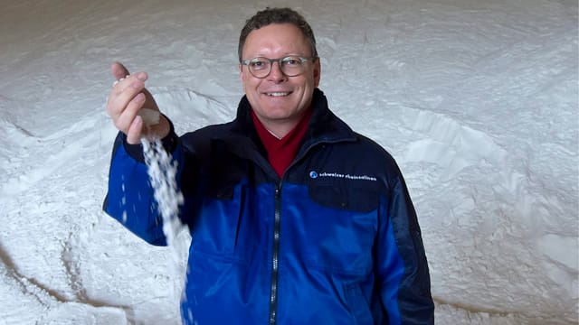 Urs Hofmeier verstreut Salz in den Rheinsalinen Urs Hofmeier verstreut Salz in den Rheinsalinen
