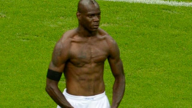 Mario Balotelli steht oben ohne da Mario Balotelli steht oben ohne da