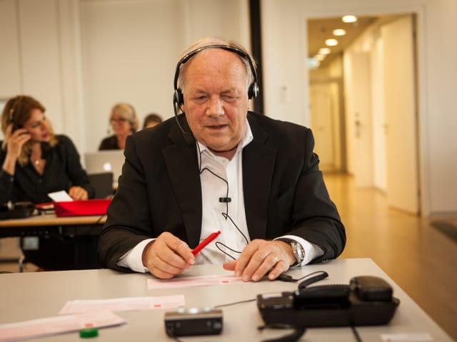 Johann Schneider Ammann am Telefon.