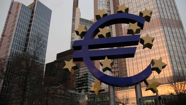 Eine grosse Statur, die das Zeichen der Euro-Währung darstellt. Eine grosse Statur, die das Zeichen der Euro-Währung darstellt.
