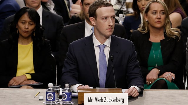 Facebook Konzernchef Mark Zuckerberg sitzt im US-Kongress. Facebook Konzernchef Mark Zuckerberg sitzt im US-Kongress.