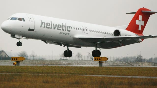 Flugzeug von Helvetic Airways hebt ab. Flugzeug von Helvetic Airways hebt ab.