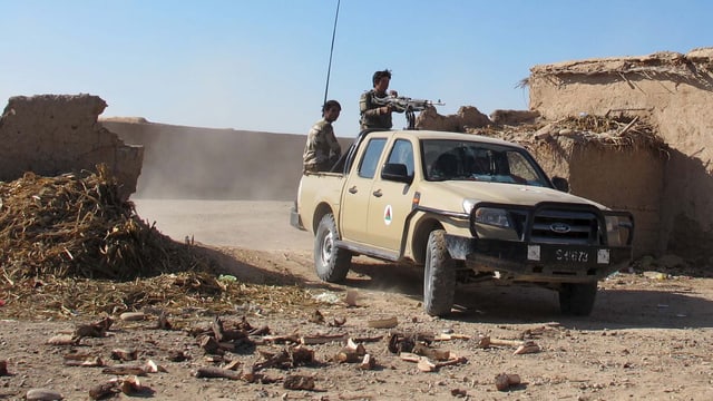 Afghanische Soldaten patrouillieren in einem Pick-up. Afghanische Soldaten patrouillieren in einem Pick-up.