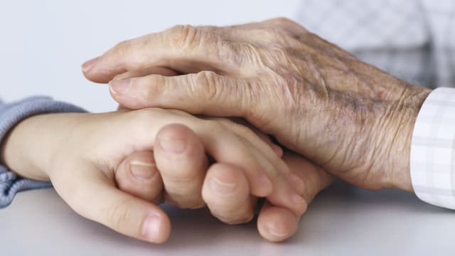Eine Hand hält eine andere. Eine Hand hält eine andere.