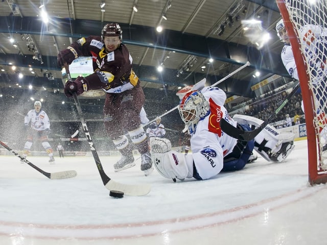 Genfs Tim Bozon trifft gegen den ZSC. Genfs Tim Bozon trifft gegen den ZSC.