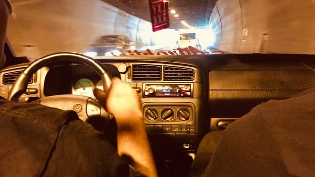 Mann von hinten im Auto Cockpit auf Autobahn