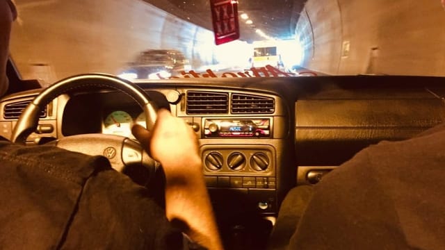 Mann von hinten im Auto Cockpit auf Autobahn Mann von hinten im Auto Cockpit auf Autobahn