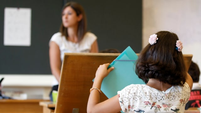 Lehrerin in einem Schulzimmer (Symbolbild) Lehrerin in einem Schulzimmer (Symbolbild)