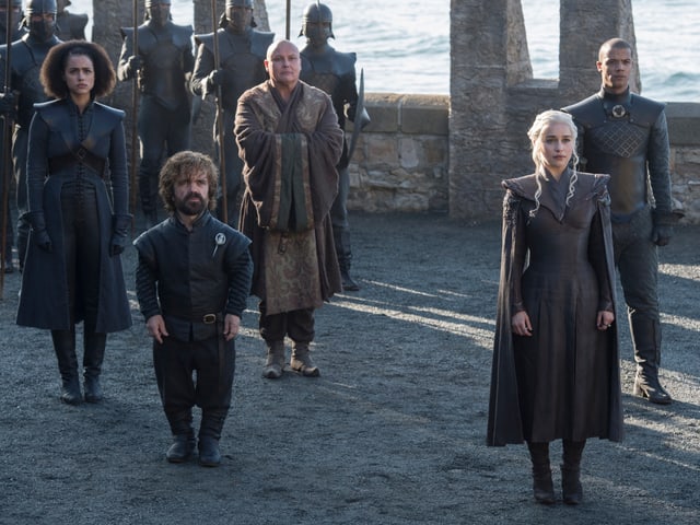 Daenerys und ihre Getreuen stehen da und gucken. Daenerys und ihre Getreuen stehen da und gucken.