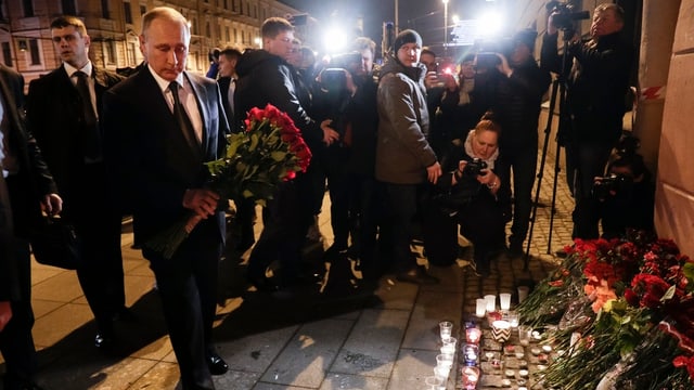 Präsident Putin legt am Anschlagsort Blumen nieder. Präsident Putin legt am Anschlagsort Blumen nieder.