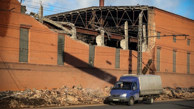 Das Dach dieser Fabrik in Chelyabinsk wurde durch den Meteoriten beschädigt. Das Dach dieser Fabrik in Chelyabinsk wurde durch den Meteoriten beschädigt.