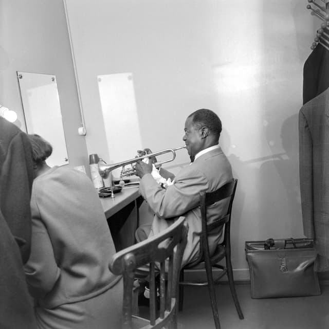 Der US-amerikanische Jazztrompeter und Sänger Louis Armstrong vor dem Konzert in der Garderobe, Kongresshaus Zürich, 5. April 1962. Der US-amerikanische Jazztrompeter und Sänger Louis Armstrong vor dem Konzert in der Garderobe, Kongresshaus Zürich, 5. April 1962.