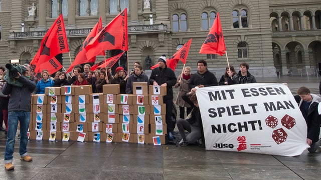 Die Juso bei der Deponierung der Unterschriften am 24. März 2014. Die Juso bei der Deponierung der Unterschriften am 24. März 2014.