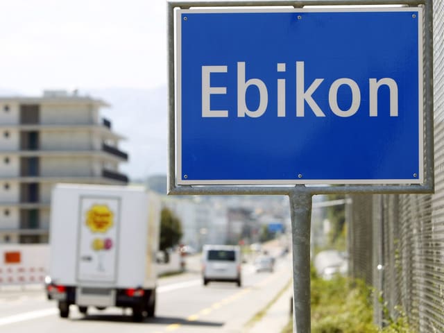 Ortsschild Ebikon an einer stark befahrenen Strasste Ortsschild Ebikon an einer stark befahrenen Strasste