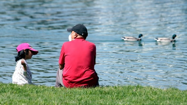 Vater mit Tochter an See Vater mit Tochter an See
